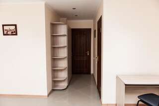 Мини-отель Minihotel Freedom Львов Большой двухместный номер с 1 кроватью или 2 отдельными кроватями-4