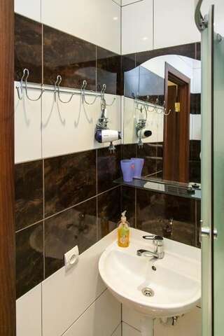 Мини-отель Minihotel Freedom Львов Бюджетный двухместный номер с 1 кроватью или 2 отдельными кроватями-11