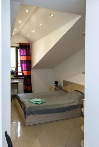 Мини-отель Minihotel Freedom Львов Бюджетный двухместный номер с 1 кроватью или 2 отдельными кроватями-1