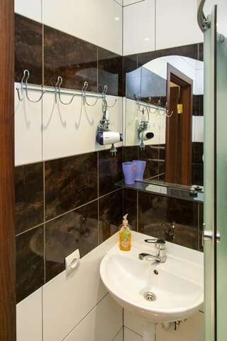 Мини-отель Minihotel Freedom Львов Бюджетный двухместный номер с 1 кроватью или 2 отдельными кроватями-2